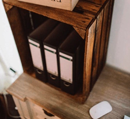Teramico gevlamde houten appelkisten gevuld met boeken